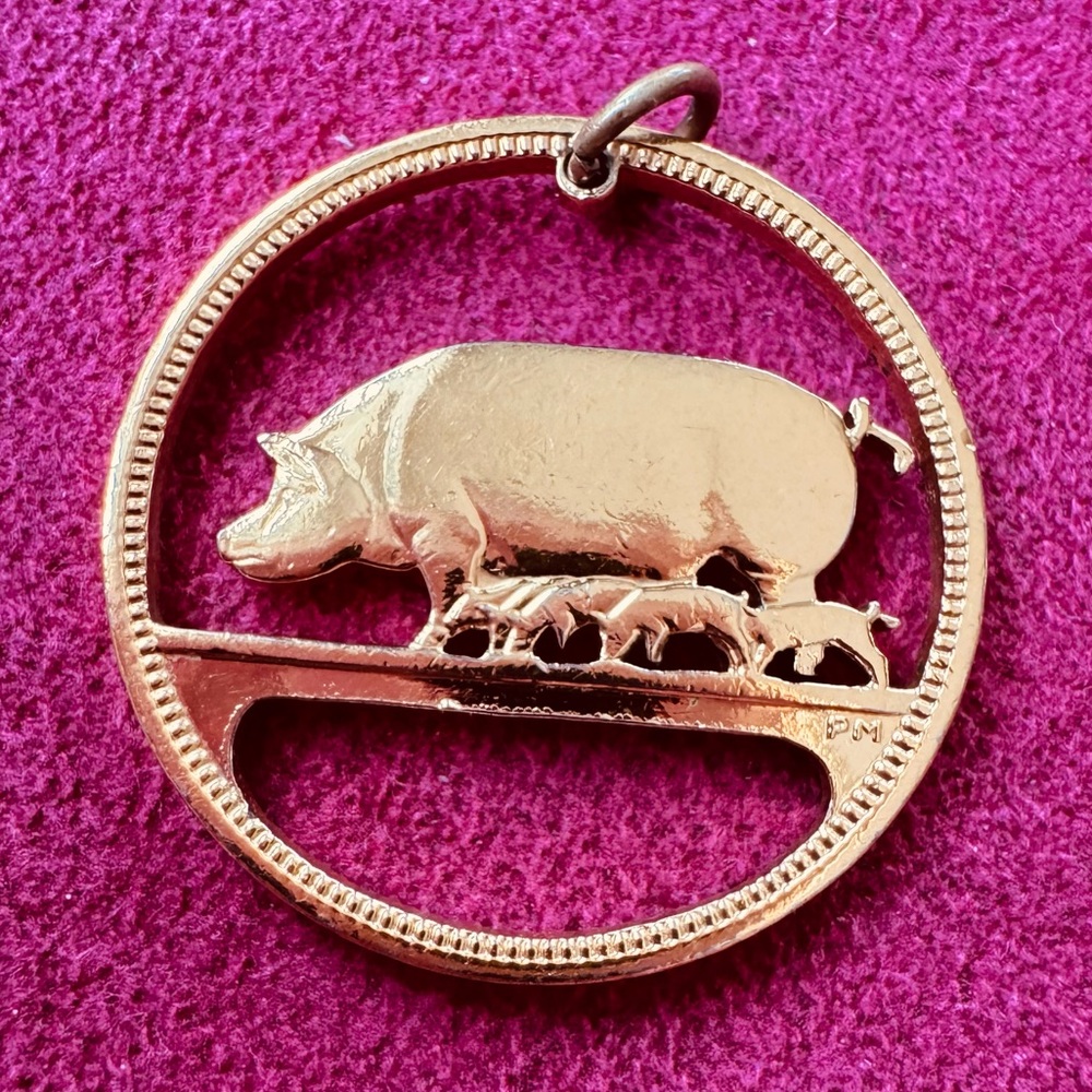 Vintage Irish Half Penny Coin Pendant Cut Coin Jewelry Pig & Piglets Ireland - Picture 2 of 10
